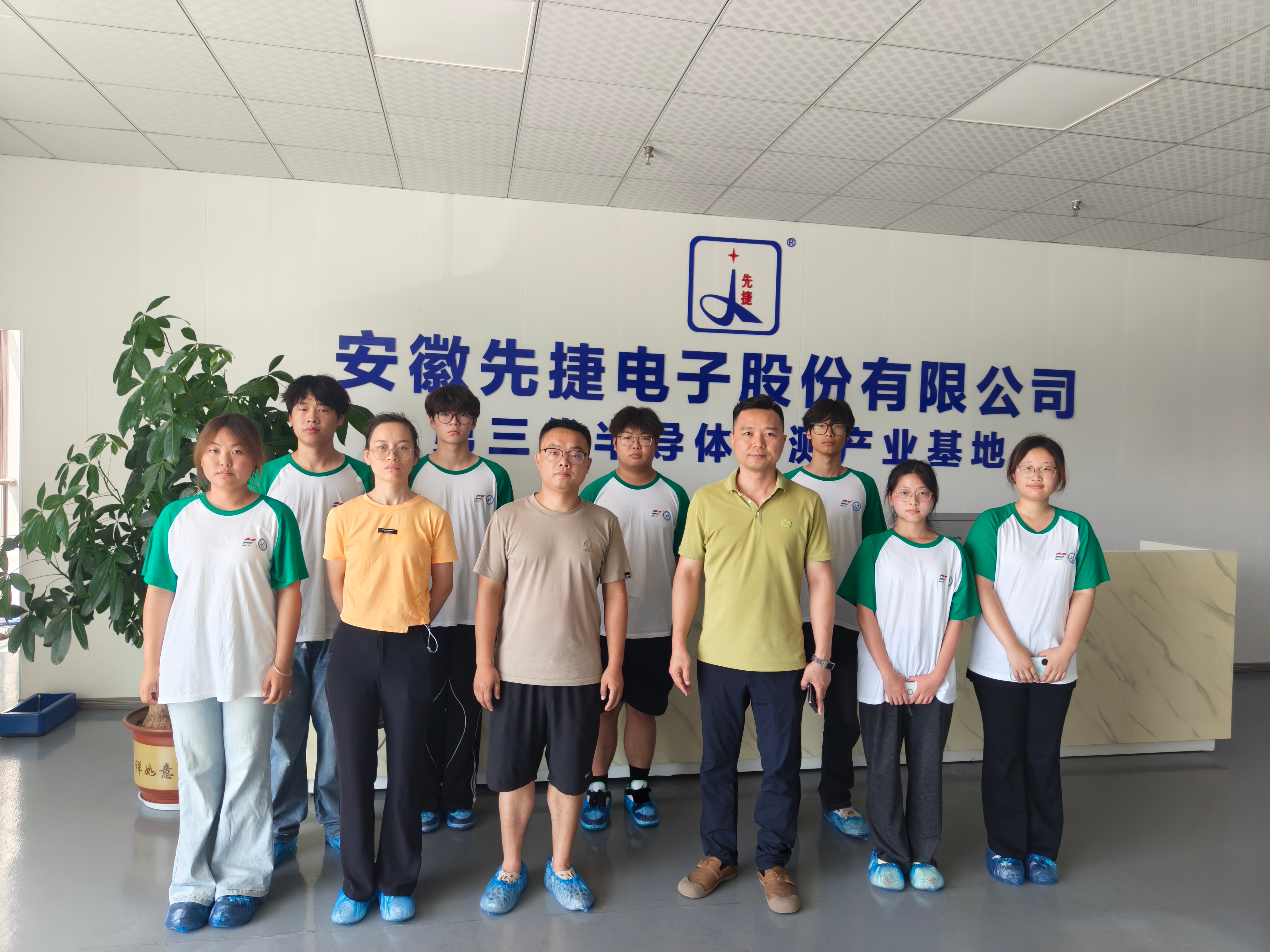 科技点亮志愿红，青春筑梦新时代